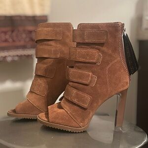 DKNY NWOT Blake Lug Sole Peep-Toe Booties Size 6.5